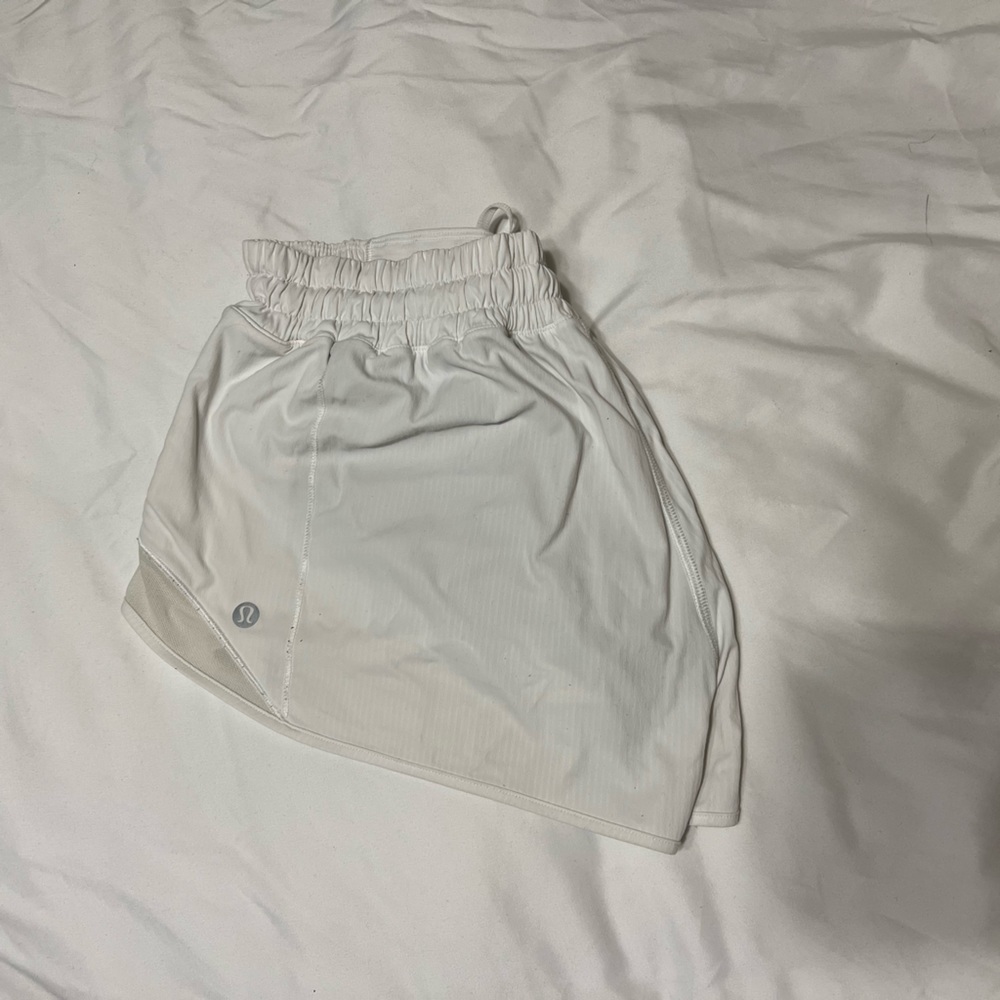 Lululemon white hotty hot 2.5 shorts